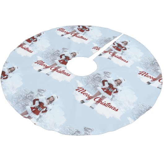 Schöne Weihnachtsfrau über den Winterschnee Polyester Weihnachtsbaumdecke (Schrägansicht)