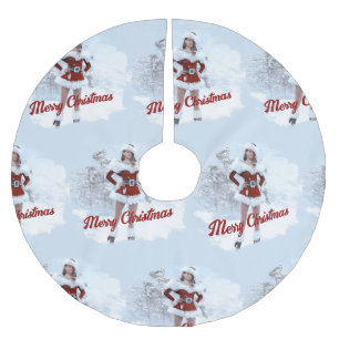 Schöne Weihnachtsfrau über den Winterschnee Polyester Weihnachtsbaumdecke