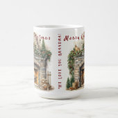 Schöne Weihnachtskerzen am Kamin Holly Wreath Kaffeetasse (Mittel)