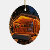 Schöne Weihnachtslichter auf Blockhaus im Schnee Keramikornament (Rechts)