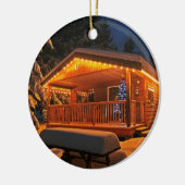 Schöne Weihnachtslichter auf Blockhaus im Schnee Keramikornament (Links)