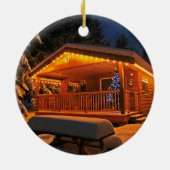 Schöne Weihnachtslichter auf Blockhaus im Schnee Keramikornament (Hinten)