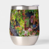 Schöne Weintrauben und Wein (Links)