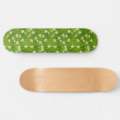 Schöne weiße Blume und grüne Blätter Skateboard (Horizontal)