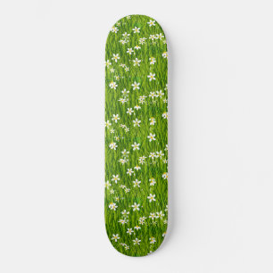 Schöne weiße Blumen und grüne Blätter Skateboard