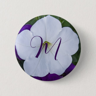 Schöne weiße Blumenfoto-Blumen-Fancy-Initiale Button