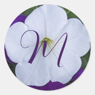 Schöne weiße Blumenfoto-Blumen-Fancy-Initiale Runder Aufkleber
