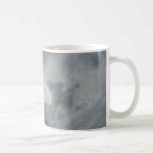 Schöne weiße flauschige Wolken Kaffeetasse
