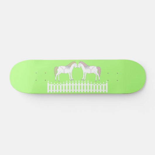 Schöne weiße Hochzeitspferde Skateboard (Horizontal)