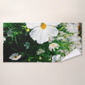 Schöne weiße Kosmos Blume blühen in Gärten Badehandtuch (Badehandtuch)