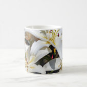 Schöne weiße Lilien Kaffeetasse (Mittel)