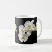 Schöne weiße Orchidee mit schwarzem Hintergrund Kaffeetasse (VorderseiteRechts)