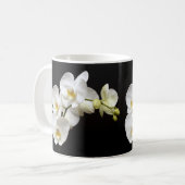 Schöne weiße Orchidee mit schwarzem Hintergrund Kaffeetasse (Vorderseite Links)