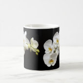 Schöne weiße Orchidee mit schwarzem Hintergrund Kaffeetasse (Mittel)