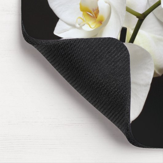 Schöne weiße Orchidee mit schwarzem Hintergrund Mousepad (Ecke)