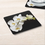 Schöne weiße Orchidee mit schwarzem Hintergrund Rechteckiger Pappuntersetzer (angewinkelt)