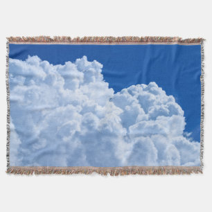 Schöne weiße Puffwolken Decke