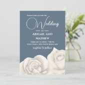 Schöne Weiße Rose, duftiges Blau und Weiße Hochzei Einladung (Stehend Vorderseite)
