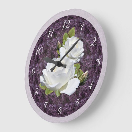 Schöne weiße Rosen Große Wanduhr (Winkel)