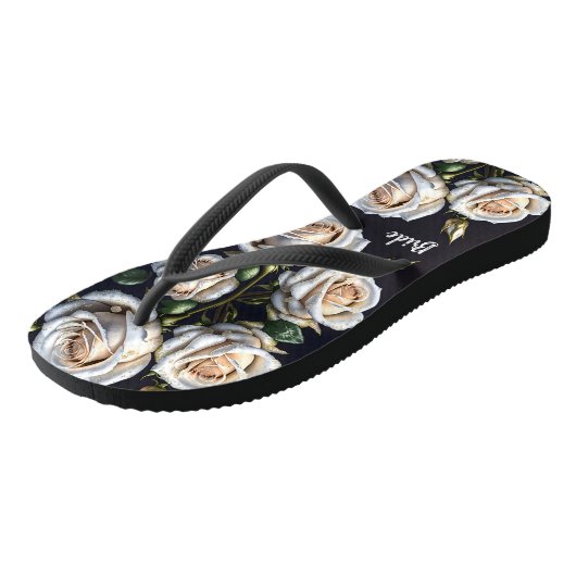 Schöne weiße Rosen mit goldenen Details, Braut Badesandalen (Schrägansicht)