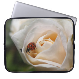 Schöne weiße Rosenblume und Marienkäfer Laptopschutzhülle
