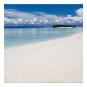Schöne weiße Sandstrand und türkisblaues Meer Poster