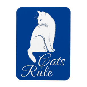 Schöne weiße sitzende Katze mit "Katzen regieren"  Magnet