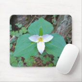 Schöne weiße Trillium-Blume im Wald Mousepad (Mit Mouse)