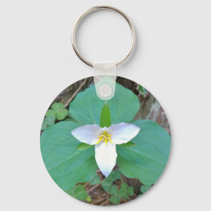Schöne weiße Trillium-Blume im Wald Schlüsselanhänger