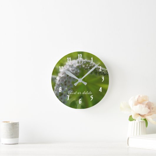 Schöne weiße Wildblume im Blut Personalisiert Runde Wanduhr (Zuhause)
