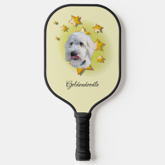 Schöne White Goldendoodle ist ein Star Pickleball Schläger (Vorderseite)
