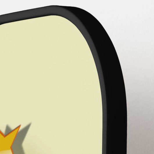 Schöne White Goldendoodle ist ein Star Pickleball Schläger (Linke Seite)