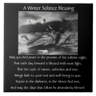 Schöne Winter-Sonnenwende-Raben und zunehmender Mo Fliese