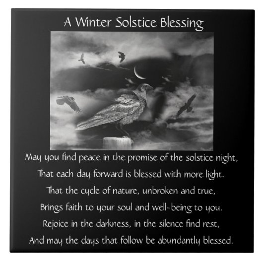 Schöne Winter-Sonnenwende-Raben und zunehmender Mo Fliese (Vorderseite)