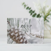 Schöne Winterhochzeit, Schneeflocken und Pinecone RSVP Karte (Stehend Vorderseite)