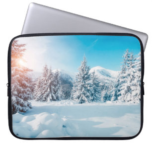 Schöne Winterlandschaft, atemberaubende Berge Laptopschutzhülle
