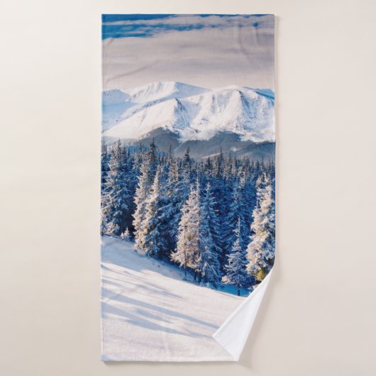 Schöne Winterlandschaft mit schneebedeckten Bäumen Badehandtuch (Badehandtuch)