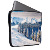 Schöne Winterlandschaft mit schneebedeckten Bäumen Laptopschutzhülle (Vorne Rechts)