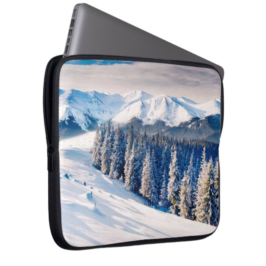 Schöne Winterlandschaft mit schneebedeckten Bäumen Laptopschutzhülle (Vorne Rechts)