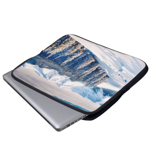 Schöne Winterlandschaft mit schneebedeckten Bäumen Laptopschutzhülle (Vorne Knopf)