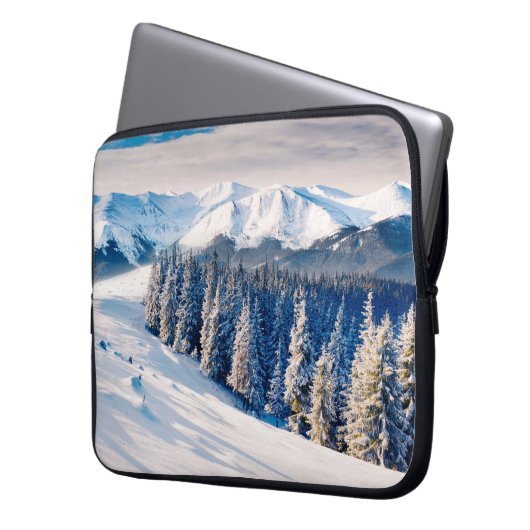 Schöne Winterlandschaft mit schneebedeckten Bäumen Laptopschutzhülle (Vorderseite Links)