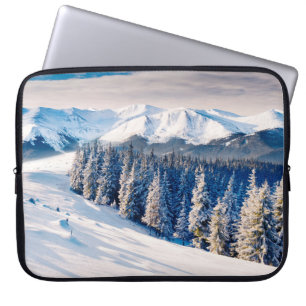 Schöne Winterlandschaft mit schneebedeckten Bäumen Laptopschutzhülle