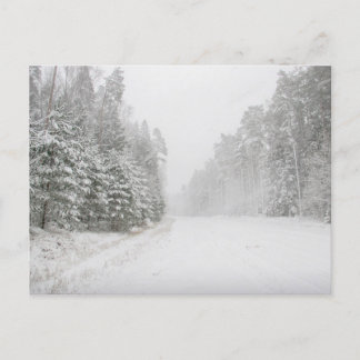 Schöne Winterlandschaft mit schneebedeckter Straße Feiertagspostkarte