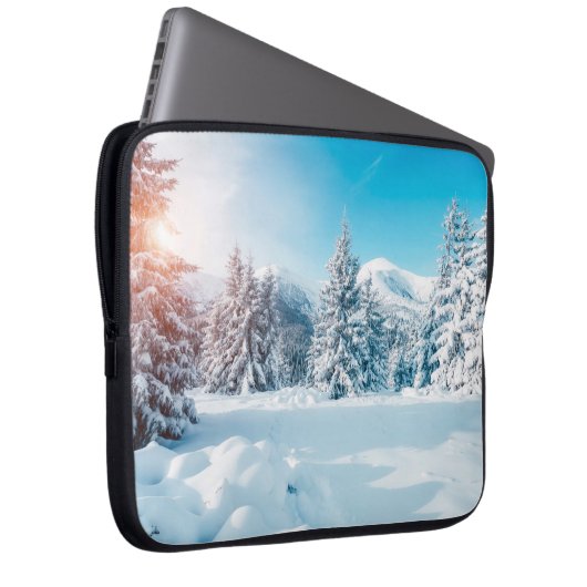 Schöne Winterlandschaft, phantastische Berge Laptopschutzhülle (Vorne Rechts)
