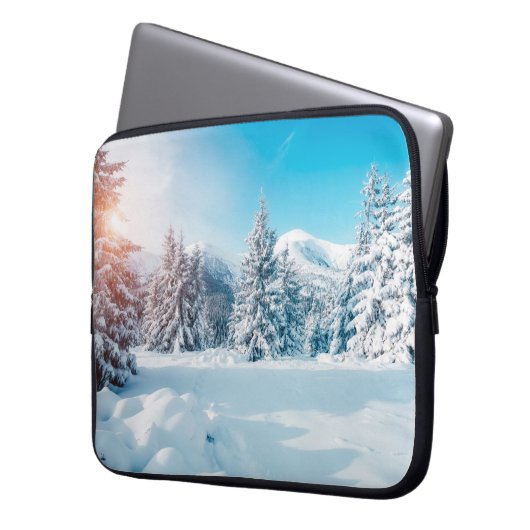 Schöne Winterlandschaft, phantastische Berge Laptopschutzhülle (Vorderseite Links)