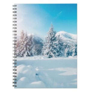 Schöne Winterlandschaft, phantastische Berge Notizblock