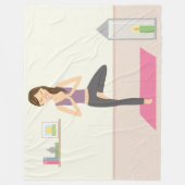 Schöne Yoga-Frau in einem dekorierten Raum Fleecedecke (Vorderseite)