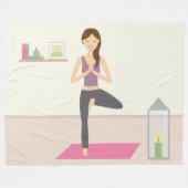 Schöne Yoga-Frau in einem dekorierten Raum Fleecedecke (Vorderseite (Horizontal))