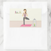 Schöne Yoga-Frau in einem dekorierten Raum Rechteckiger Aufkleber (Tasche)