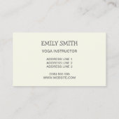 Schöne Yoga-Frau in einem dekorierten Raum Visitenkarte (Rückseite)